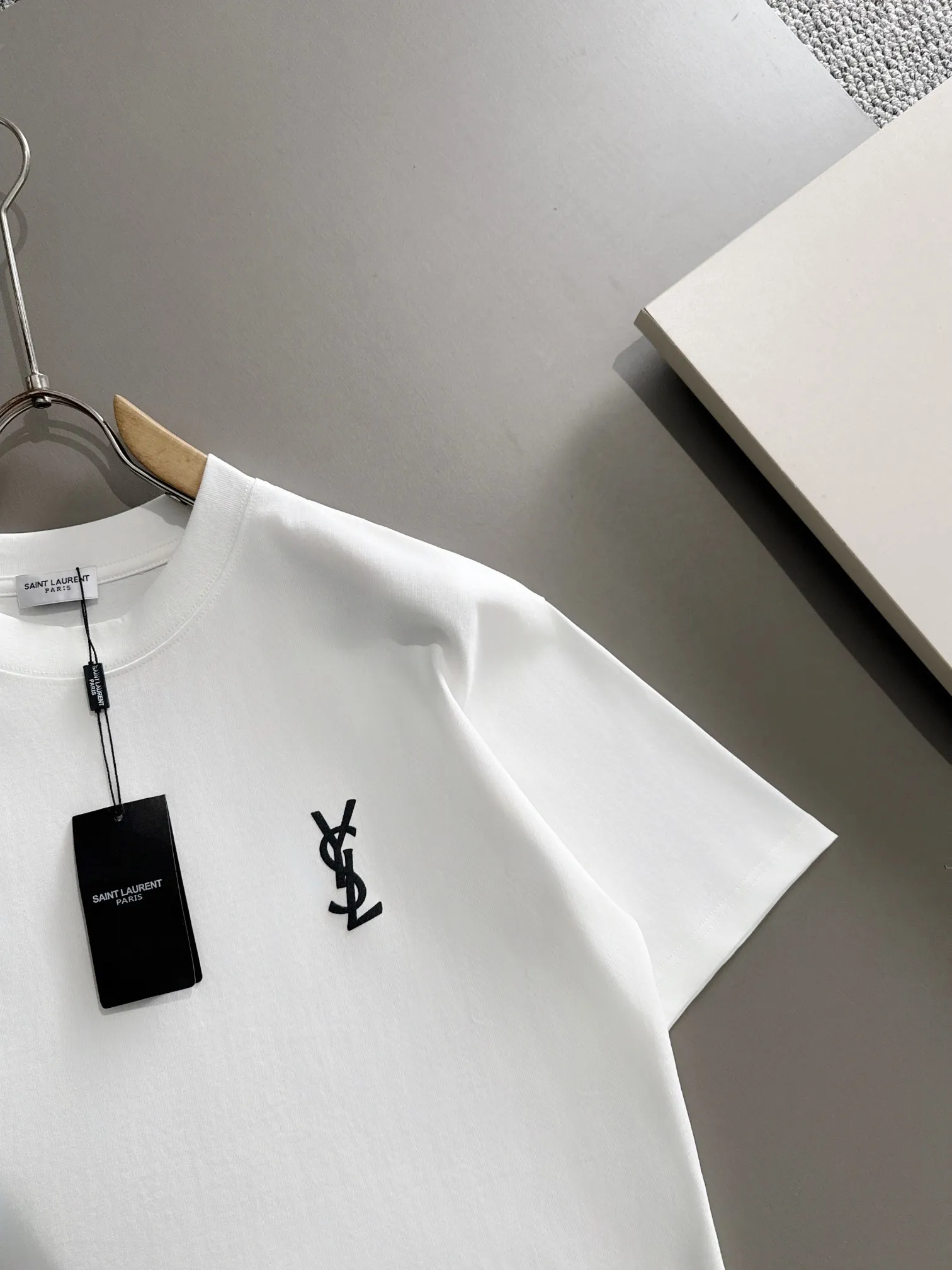 P180 Yves Saint Laurent* 2꯭0꯭2꯭5 new spring and summer model ❤️ Original ⌚️ high version The fabric is made of 270 grams of high-density pure cotton. No deformation or shrinkage. Process introduction: double line movement, three-dimensional adhesive printing on the chest + three-dimensional adhesive printing on the back panel. Color: White SIZE: S-XXL